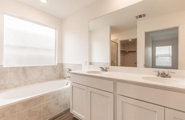 Building Photo - 175 Silver Springs Bend