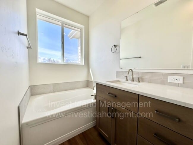Building Photo - Beautiful 1 year old home available now!