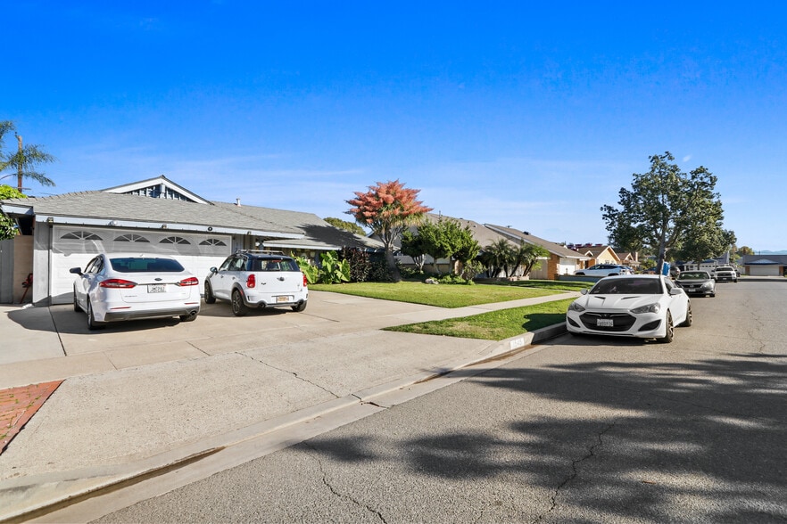 Building Photo - 1545 E 21st St