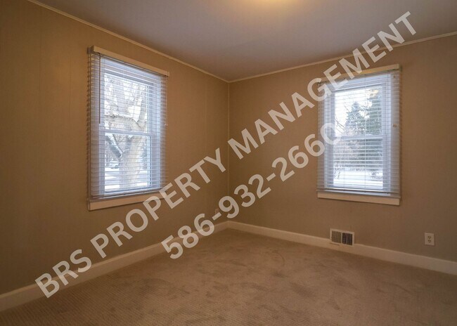 Building Photo - 3 Bedroom 1 Bathroom corner lot in Rochester Hills