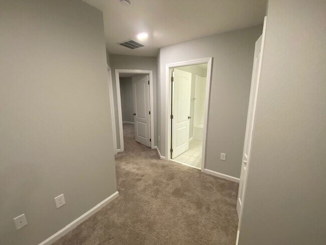 Building Photo - 3 Bedroom 2.5 Bath Townhouse in Eden at Cr...