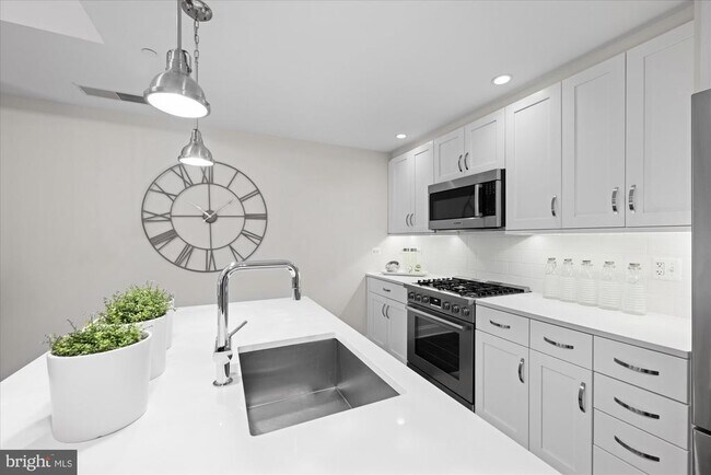 Building Photo - 4915 Hampden Ln