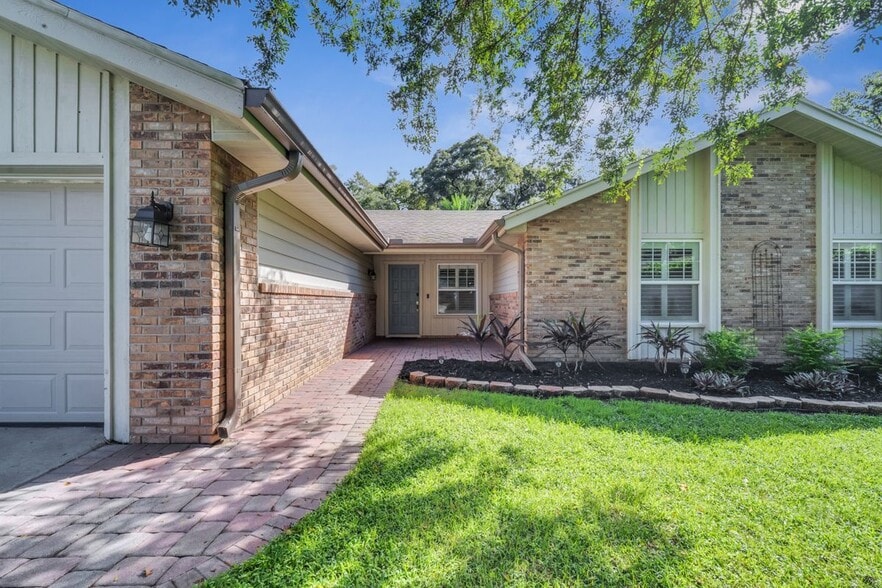 Building Photo - 755 Oak Terrace