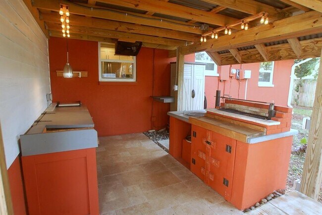Building Photo - 468 Limewood Ave