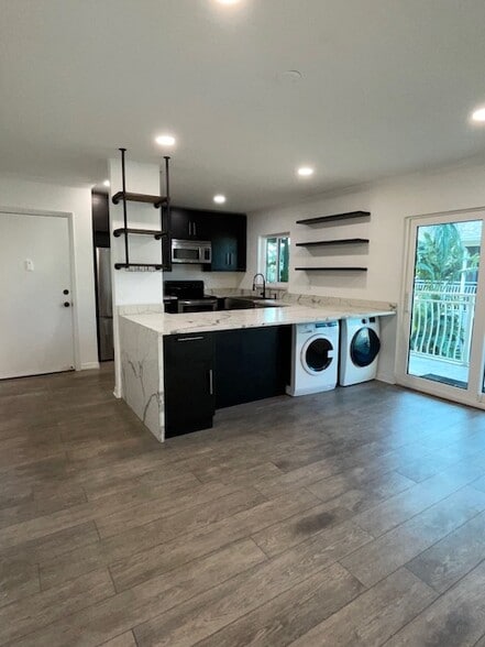 Building Photo - 8811 Bay Pointe Dr