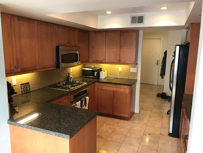 Building Photo - 1951 N Beachwood Dr