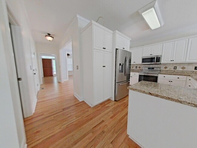 Building Photo - 933 Mitchell Ln