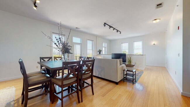 Building Photo - 1706 18th Ave S