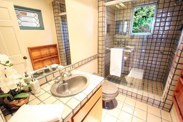 Building Photo - 2027 Glasgow Ave