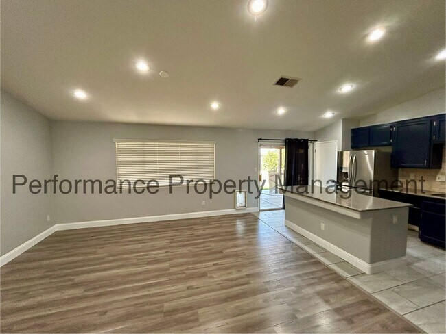 Building Photo - Stunning 4 Bed/2 Bath in SW Bakersfield w/...