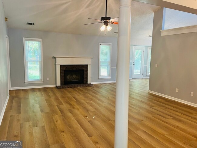 Building Photo - 165 River Park Dr