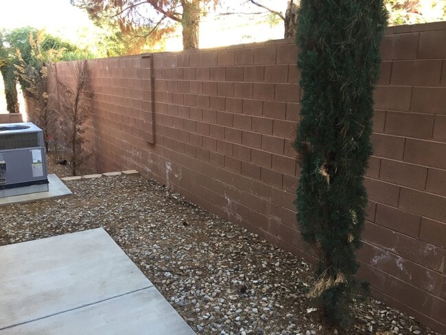 Building Photo - 700 N Main St