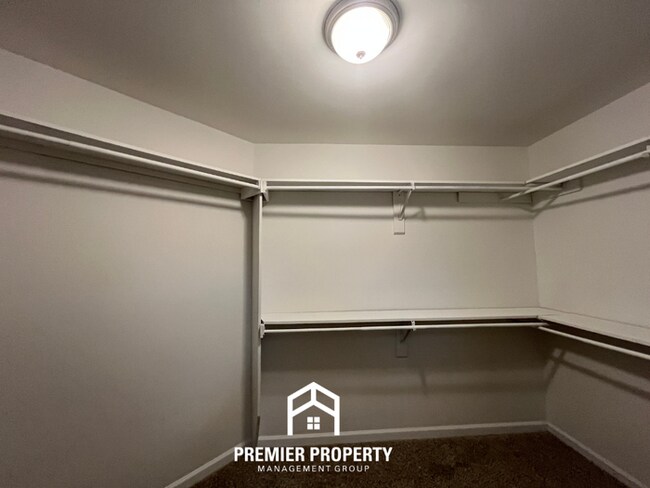 Building Photo - 8374 Kings Trail Cove