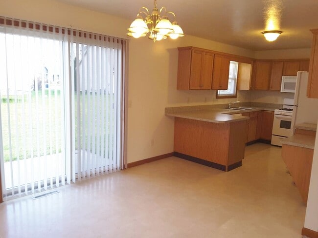 Building Photo - 3 Bedroom 2 Bathroom Single Family Home in...