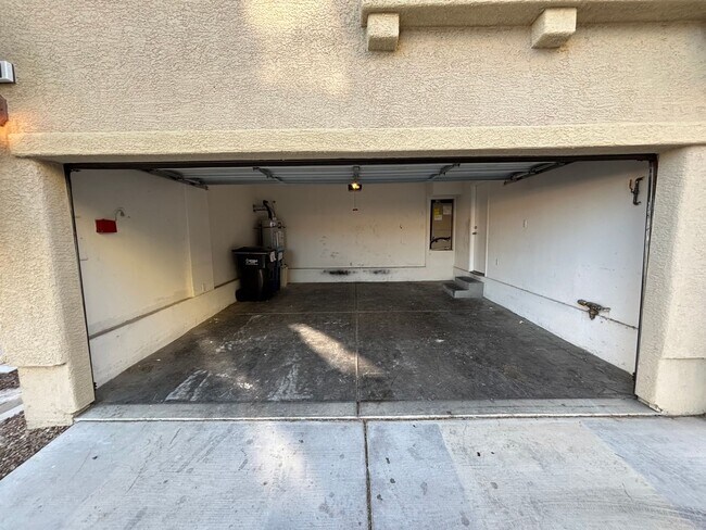 Building Photo - Beautiful Trilevel 3 Bed/3bath/2 car home located in Northwest Las Vegas --Enjoy Rent-Free Holidays!