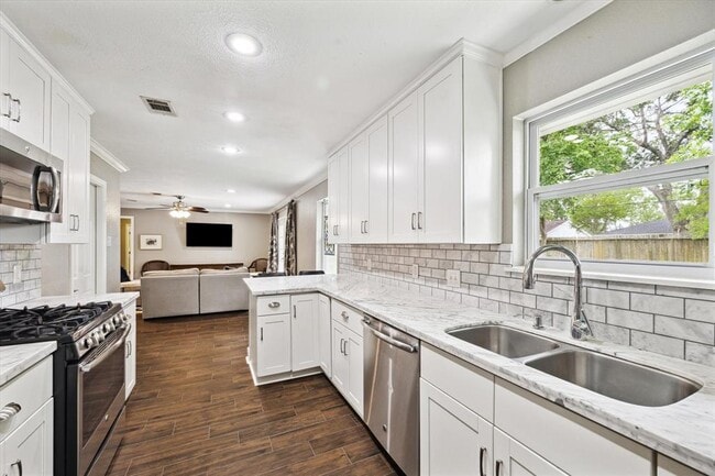 Building Photo - 5807 Duxbury St