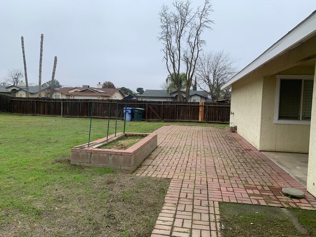 Building Photo - 3 Bedroom, 2 Bath home in North Hanford