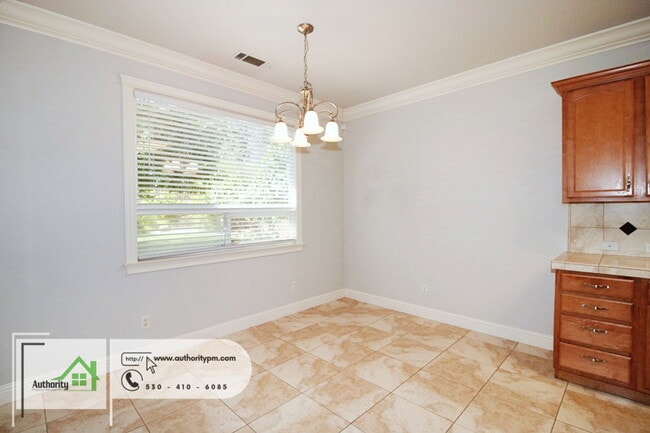 Building Photo - 2052 Hedgerow Ave