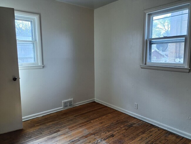 Building Photo - 2125-27 W Silver Spring Dr
