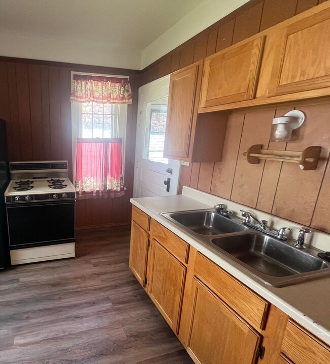 Building Photo - Two bedroom in Alton