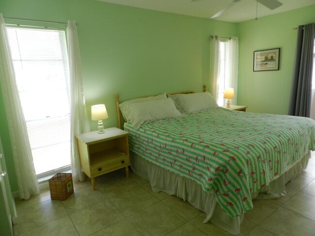 Building Photo - 6 W Greenway Dr