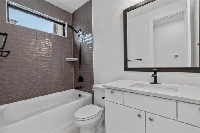 Building Photo - 315 Holton Dr