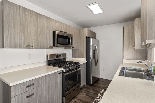 Building Photo - Fully Furnished Townhome with Garage, 3 bedroom/2.5 Bathroom at Kamalani Flats