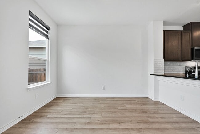 Building Photo - Charming 3 Bed 2.5 Bath Home in Tierra Buena with Community Amenities!