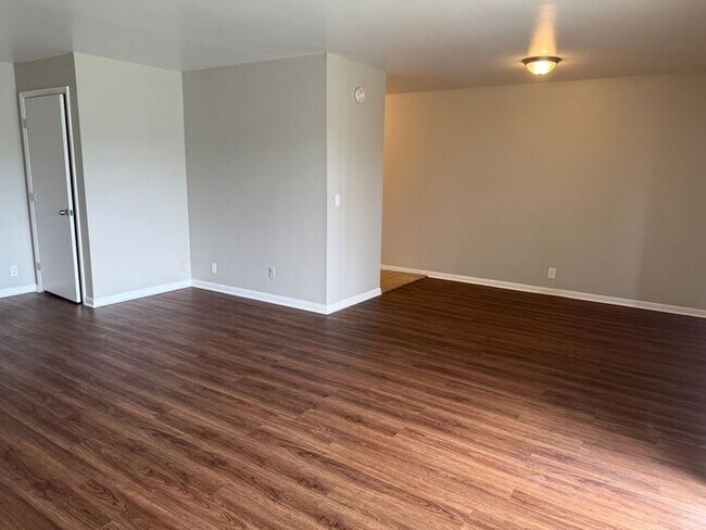Building Photo - 2 Bedroom Unit was recently renovated.  Live walking distance from the downtown square or steps f...