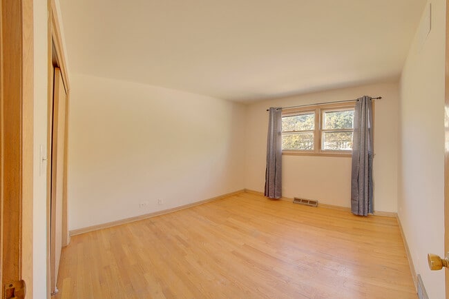 Building Photo - 10001 S Komensky Ave