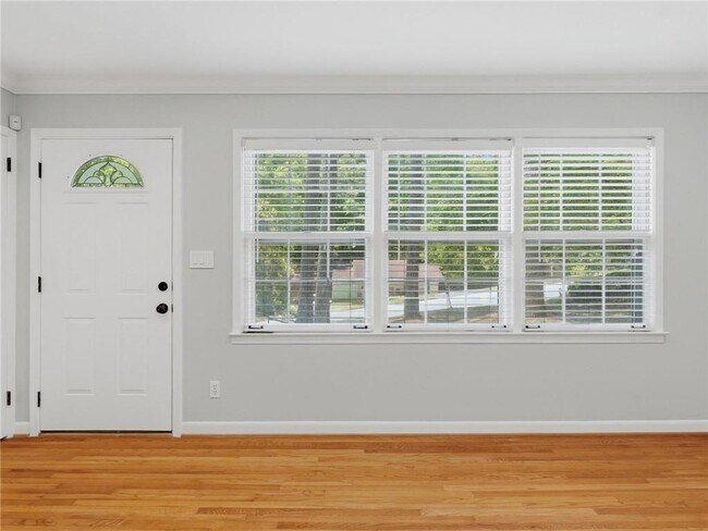 Building Photo - 1111 N Valley Dr