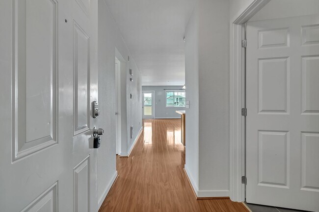 Building Photo - Perfectly Placed Condo In the Heart of Puyallup