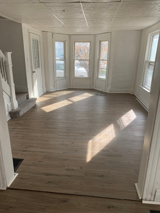 Building Photo - 9 Ross St