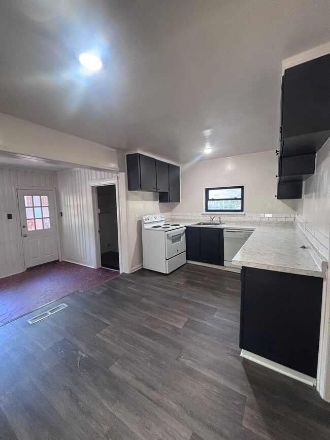 Building Photo - Great 3 bedroom home available in East Charlotte
