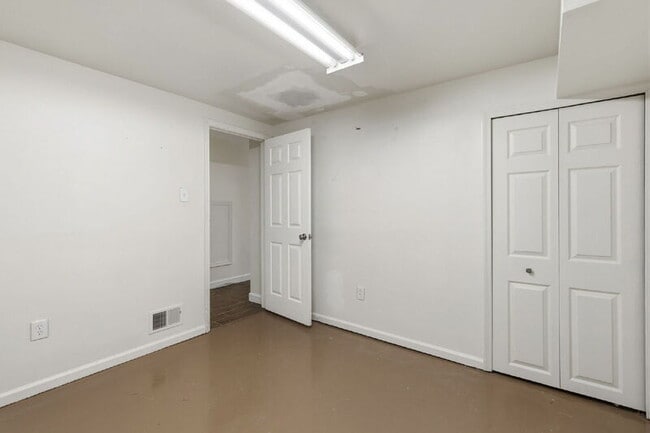 Building Photo - 335 Fullerton Pl