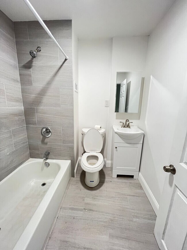 Building Photo - Beautiful 3 Bedroom 1 Bathroom East Baltimore Town Home