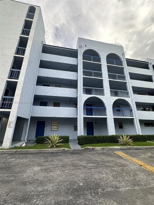 Primary Photo - 9440 Fontainebleau Blvd