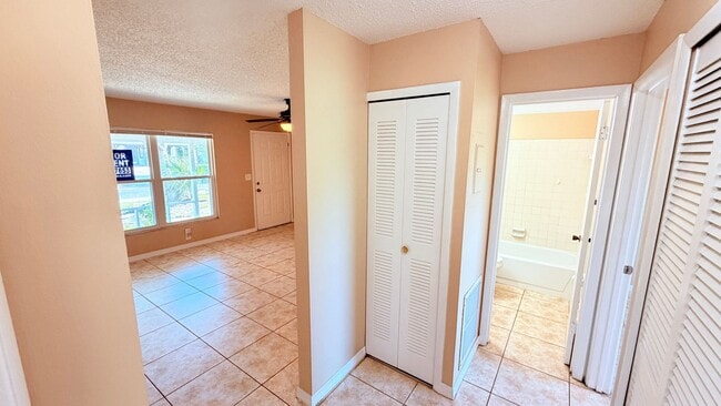 Building Photo - Cozy 2 BR / 2 BA Duplex