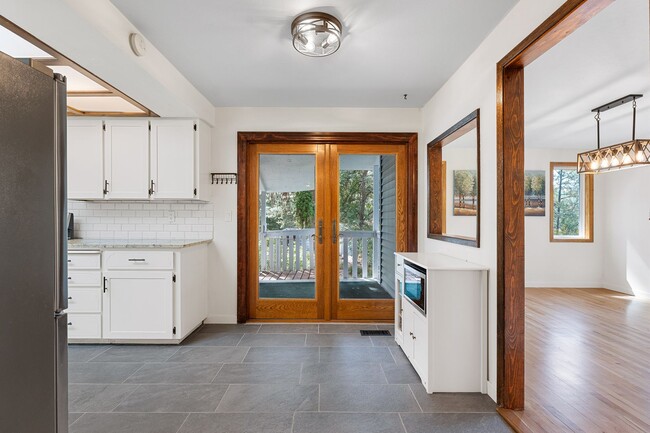 Building Photo - Beautiful 5-Bedroom close to Greenbluff. Mead/Mt Spokane District