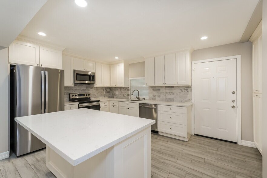 Building Photo - 15411 La Loma Dr