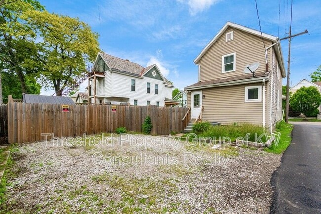 Building Photo - 479 Siebert St