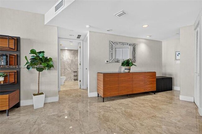 Building Photo - 9821 E Bay Harbor Dr