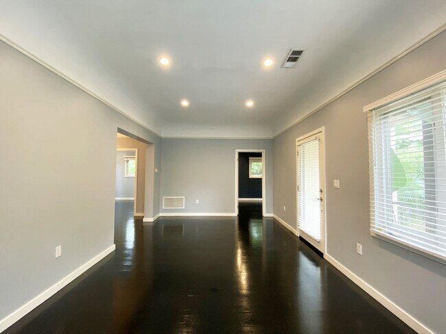 Building Photo - Luxury Bungalow on West Knoll in the Heart...