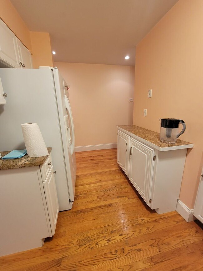 Building Photo - Spacious and Rare 3 Bd 2 Bath Near Fort Hill With Off Street Parking