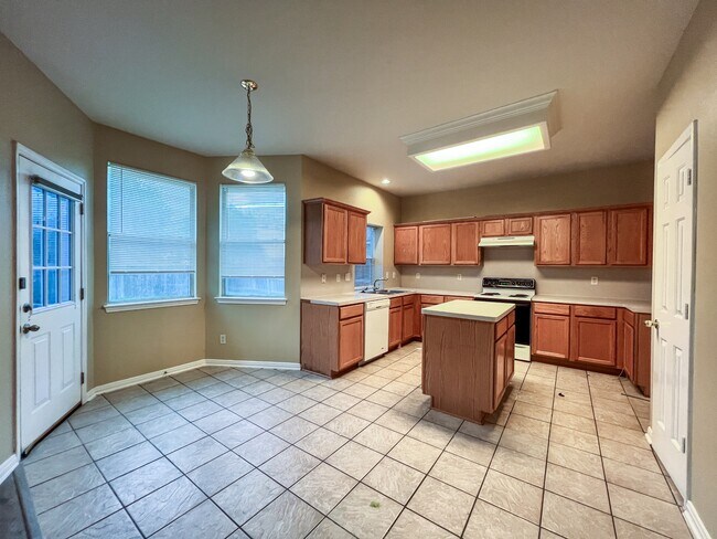 Building Photo - 340 Meadow Park