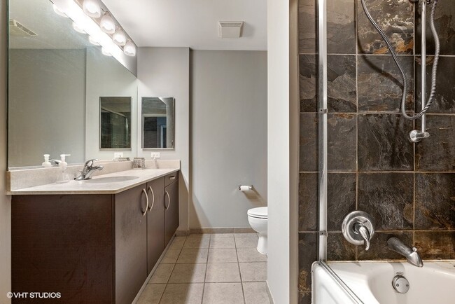 bathroom - 225 S Sangamon St