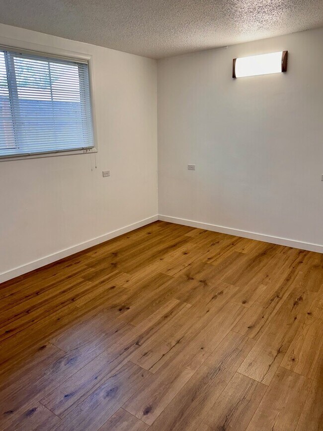 Building Photo - Charming Home w/Fenced Yard, Garage, W/D, Great Location, and More!
