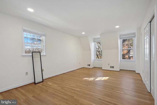 Building Photo - 6815 Melrose Dr