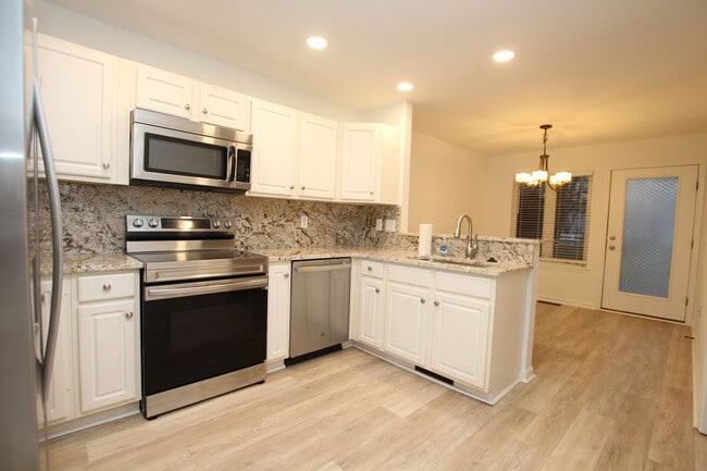 Building Photo - Updated 3Bed 3Bath Townhouse in Plantation East