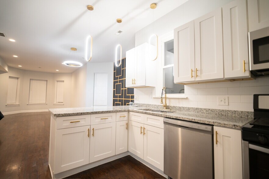 Building Photo - 7522 S Langley Ave